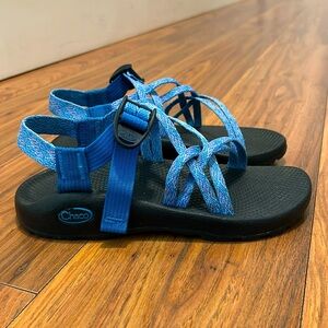 Chaco women’s sandals. Size 7. Braid Blue print. Hiking sandals. Casual.
